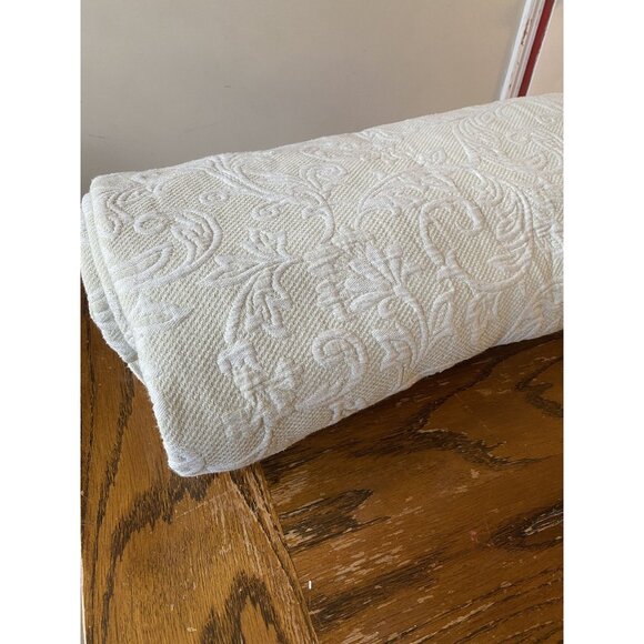 Colchas Domingos Other - Full Ivory Jacquard Floral Bedspread With Shams Scalloped Edges  80% Cotton 20%